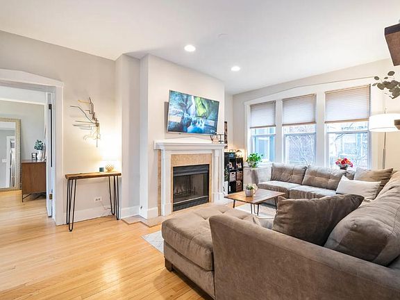4th image of 2020 N Burling St APT 104