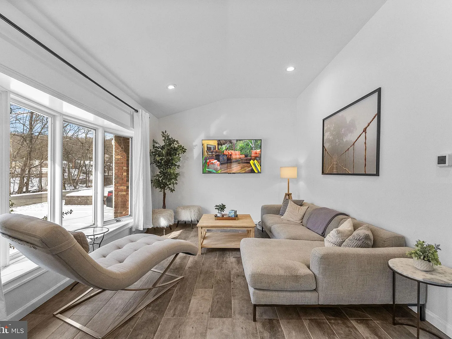 4 bed, 2.0 bath, 1500 sqft, $9,000 — Photo 2