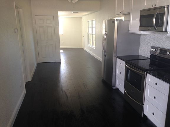 2nd image of 805 E Knollwood St
