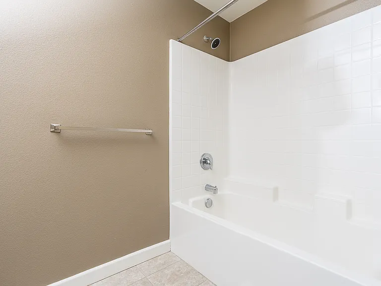 La Verne Village Luxury Apartment Homes — Photo 39