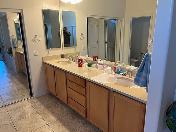 Dual sinks in master bedroom