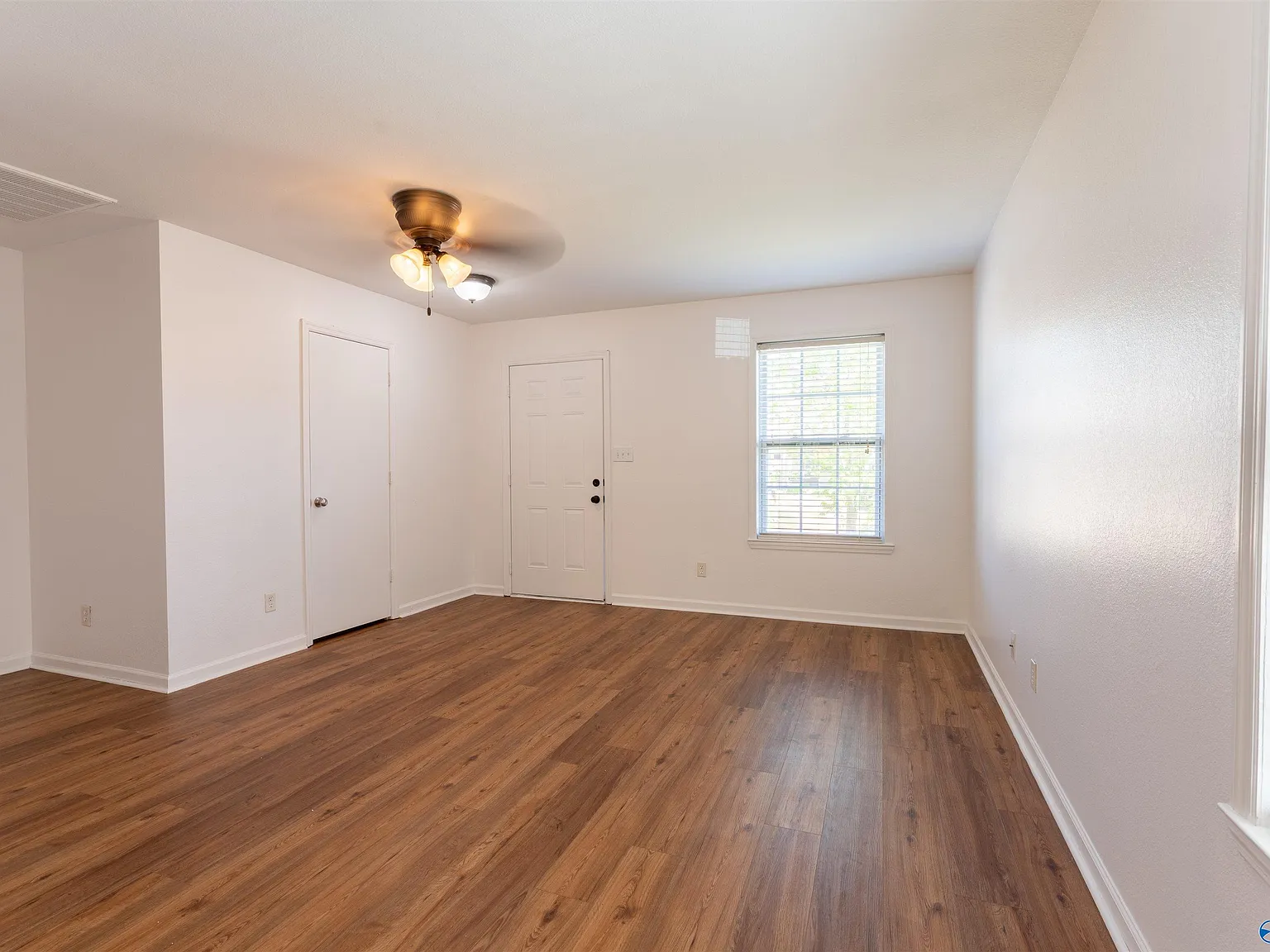 3 bed, 2.5 bath, 1560 sqft, $1,500 — Photo 2
