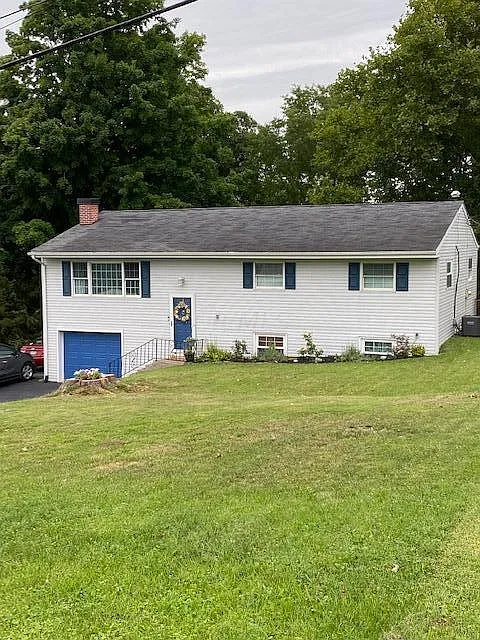 1105 Edgewood Dr photo 1