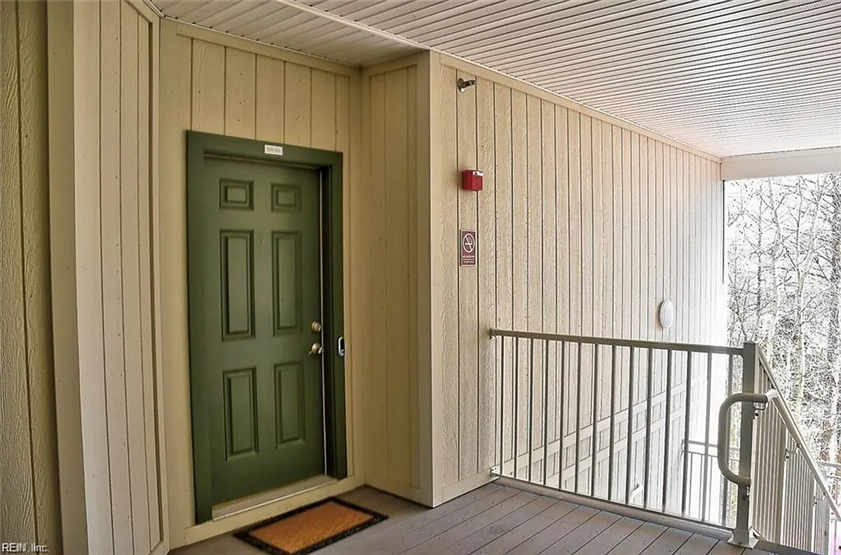 Building Photo - 920 Southmoor Dr #305