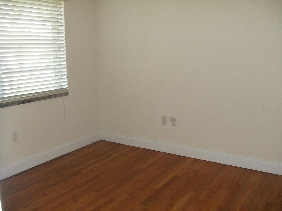 2nd image of 1535 NE 129th St APT 8