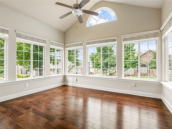 3rd image of 2285-1 W Wolf Run Dr