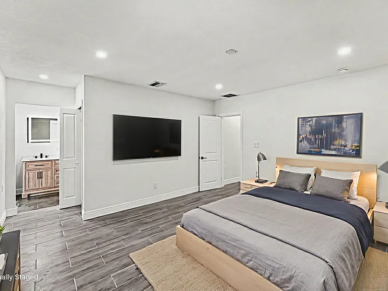 318 Bath St — Photo 17