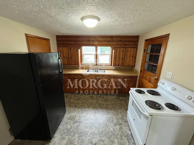 319 Lincoln St — Photo 3