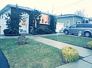 266 Woods Of Arden Rd, Staten Island, NY 10312