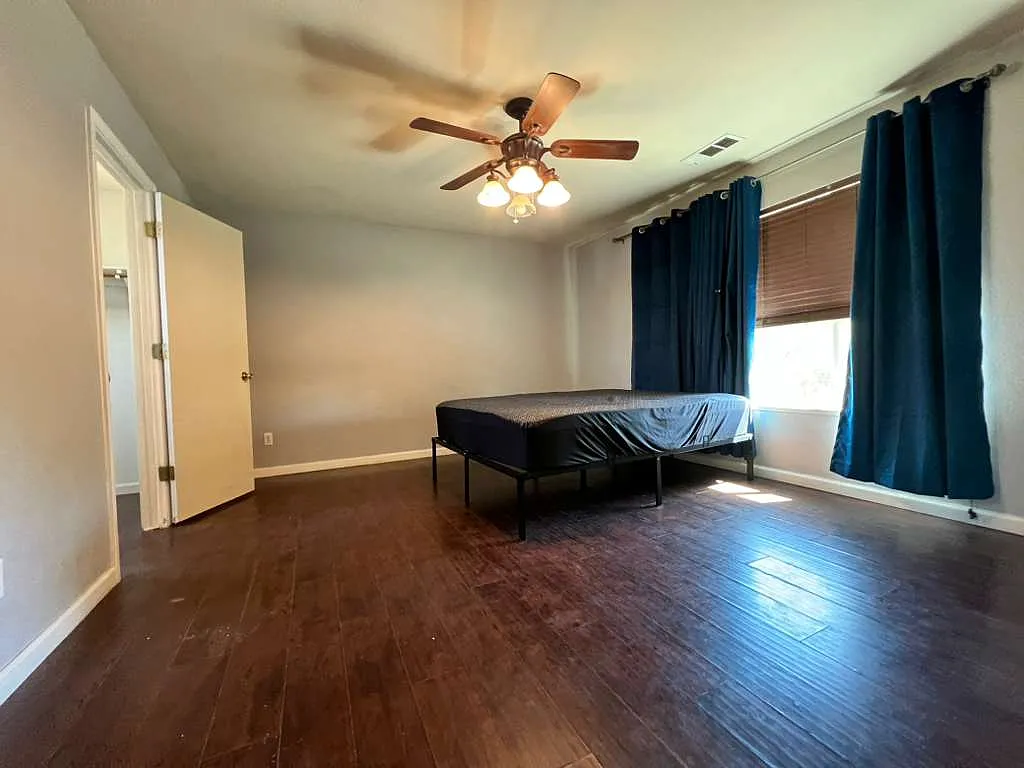 5 bed, 2489 sqft, $900 — Photo 3