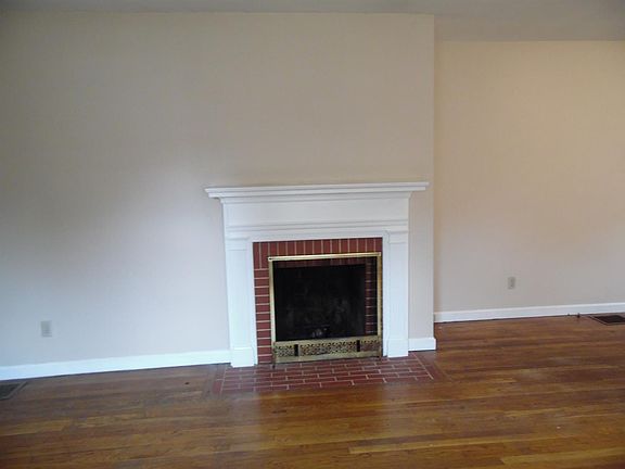 3rd image of 2325 Maplewood Dr