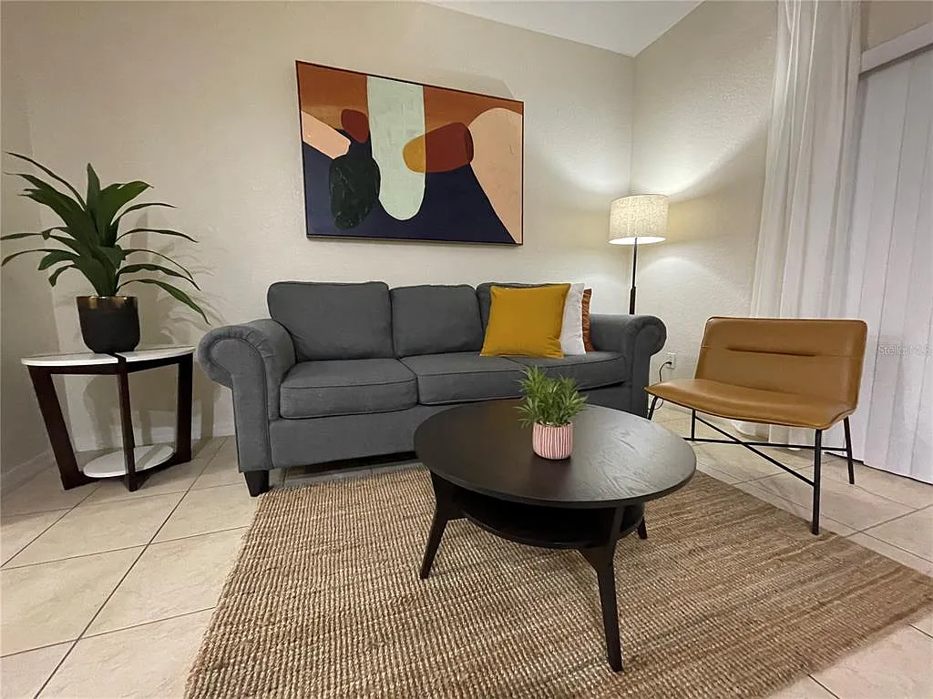 4 bed, 2.5 bath, 1400 sqft, $2,100 — Photo 4