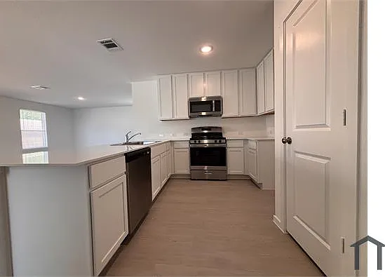 4 bed, 2173 sqft, $2,200 — Photo 4