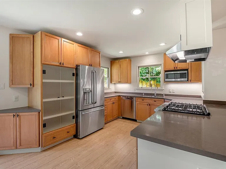 747 Northampton Dr — Photo 10
