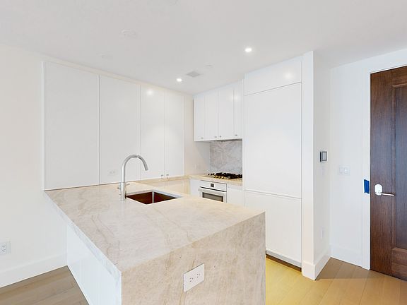 3rd image of 212 W 72nd St #10F