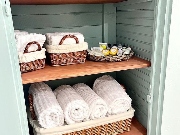 5th image of 611 East Austin