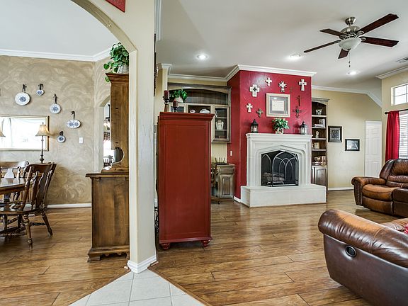 3rd image of 215 Cody Pl