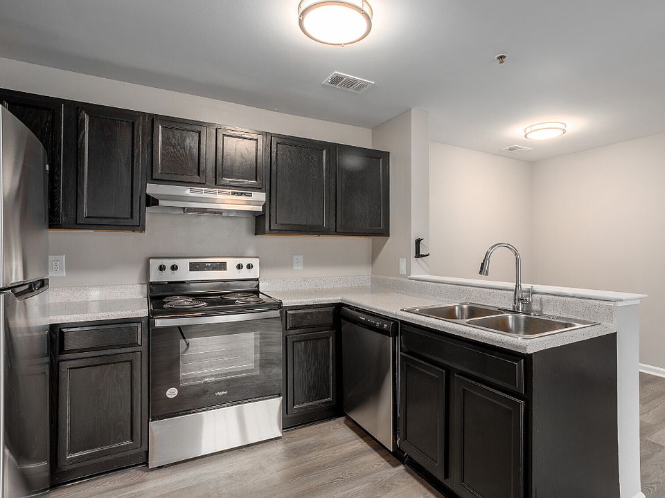 1st image of 225 W 4th St #00ec67edd
