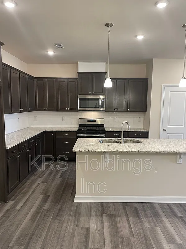 3 bed, 2.5 bath, 1968 sqft, $2,100 — Photo 4