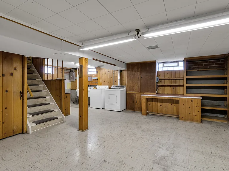 122 Alberta Dr — Photo 17