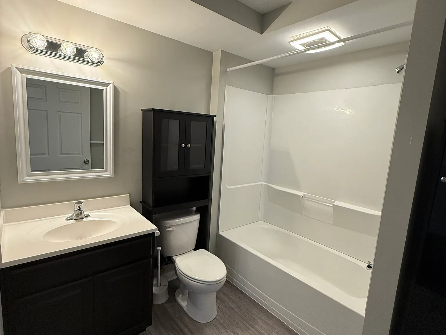 2 bed, 900 sqft, $2,200 — Photo 4
