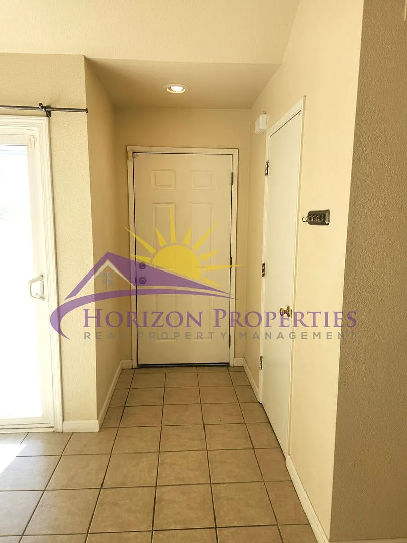 1 Bed 1 Bath with bonus loft 724 sq ft. Condo — Photo 2