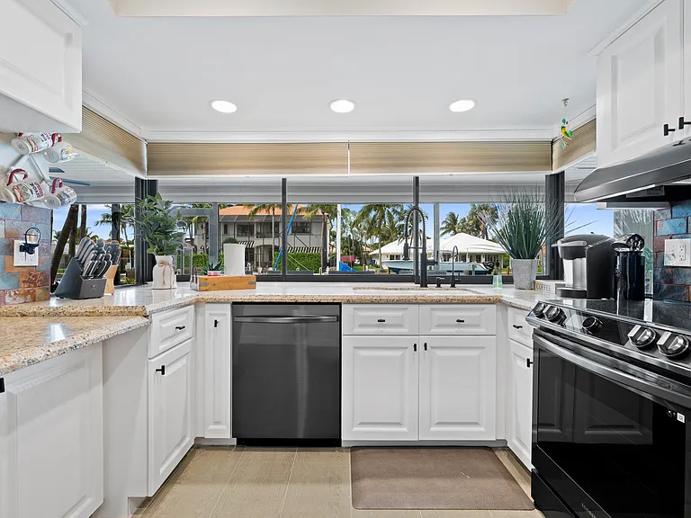 1090 Fairview Ln — Photo 40