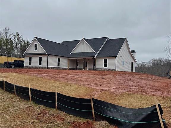 3rd image of 647 Fairview Rd