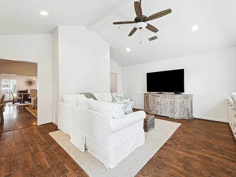 737 Country Ln — Photo 18