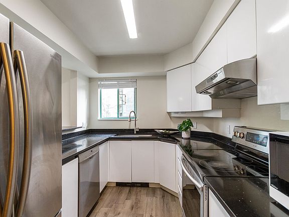 5th image of 3081 Glen Dr #401E
