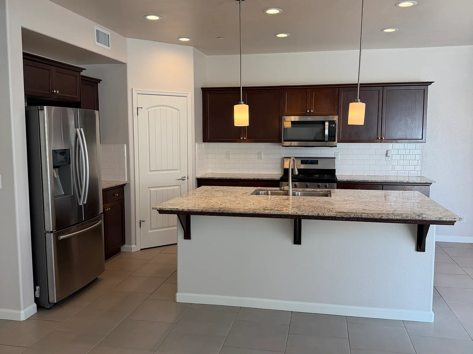 4 bed, 2415 sqft, $2,800 — Photo 3