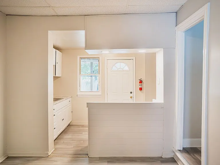 425 W Gordon St — Photo 15