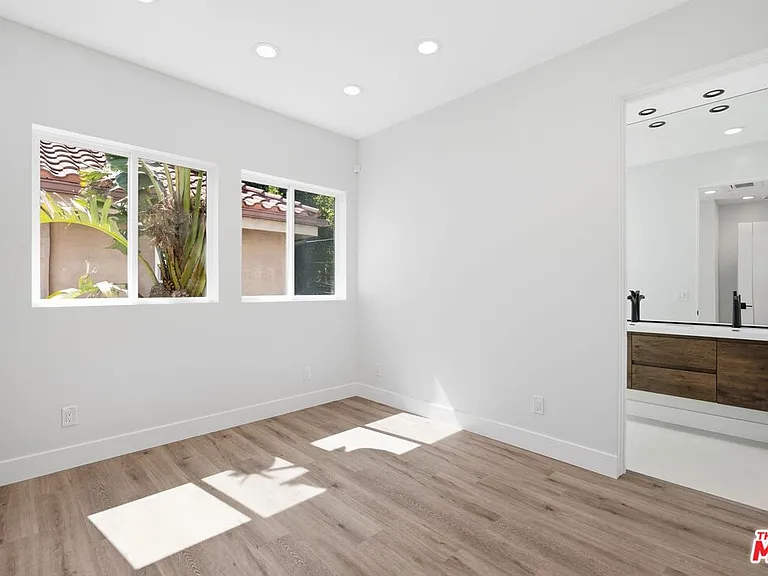 11615 Burbank Blvd #3/4 — Photo 8