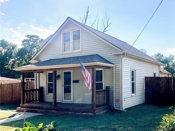914 N Claremont St, Sugar Creek, MO 64054