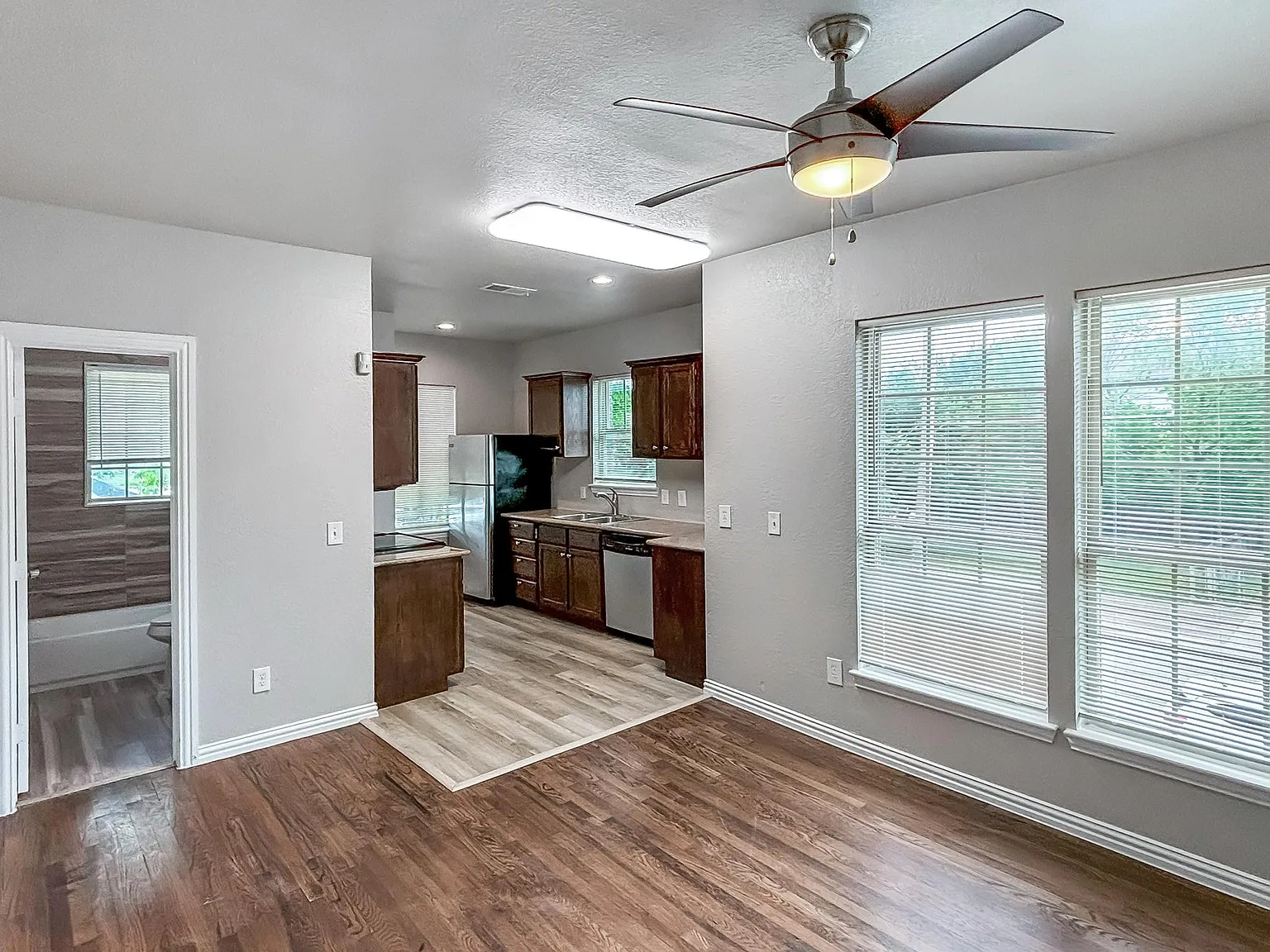 2 bed, 860 sqft, $1,350 — Photo 4