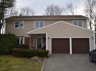 3 Rustic Ct, Plainview, NY 11803