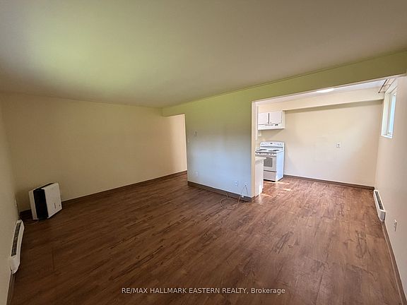 2nd image of 106 Lansdowne St W #103