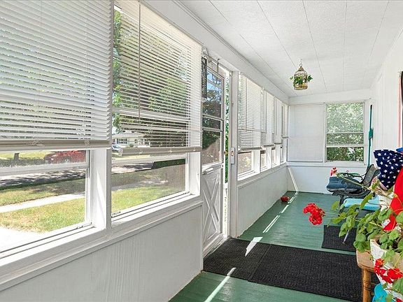3rd image of 307 1st St NE
