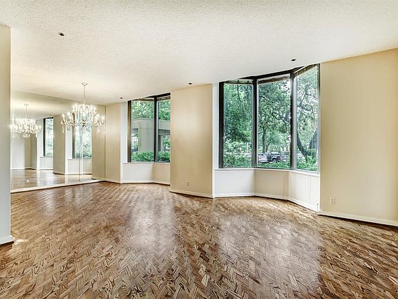 A view of the Living Room looking towards the DIning Room.