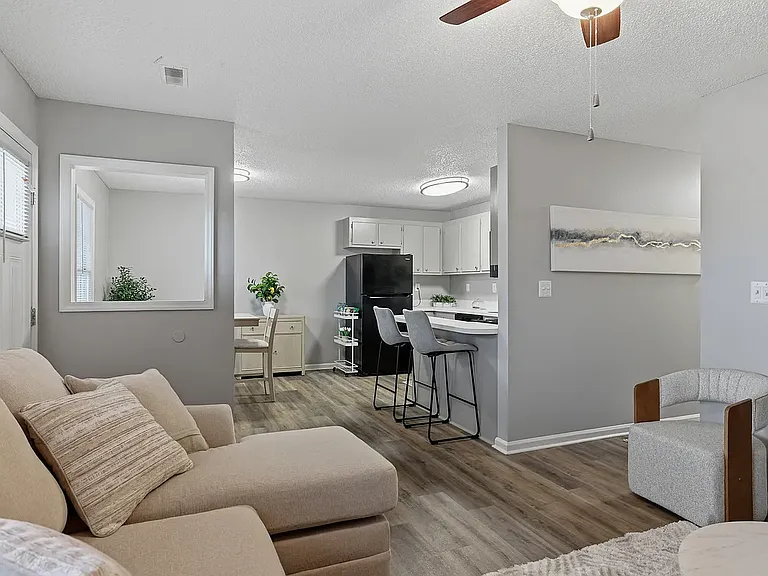Westpointe Apartments — Photo 10