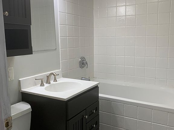 3rd image of 3831 N Kenmore Ave #Fqusvdn2t