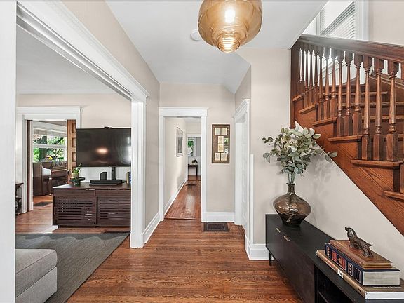 3rd image of 571 Anthony St