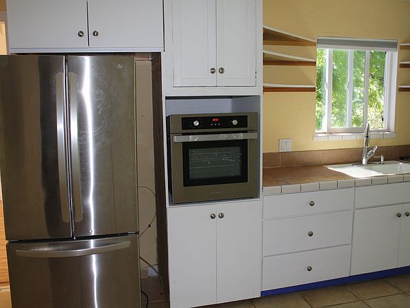 Spacious Kitchen with gas cooktop