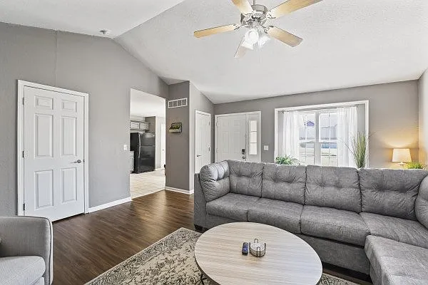 4 bed, 3.0 bath, 1142 sqft, $2,150 — Photo 4