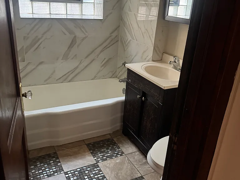 5626 S King Dr #2 — Photo 3