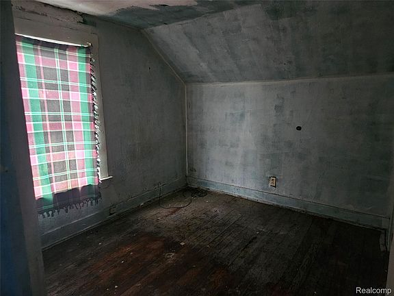 5th image of 407 E 12th St