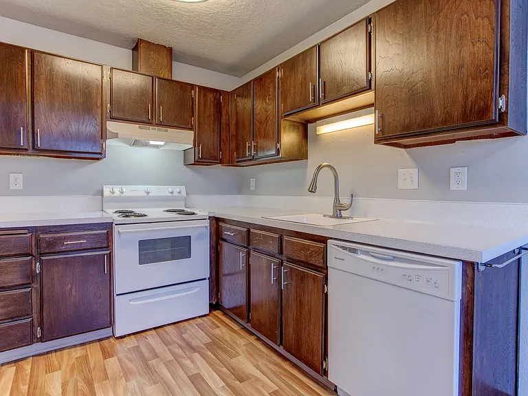 French Chateau Apartments — Photo 2