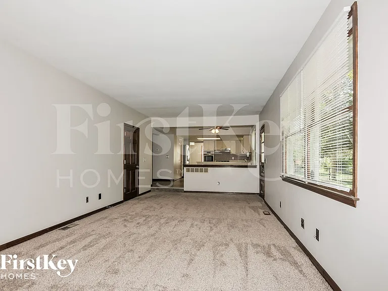 1005 Lancaster Dr — Photo 5