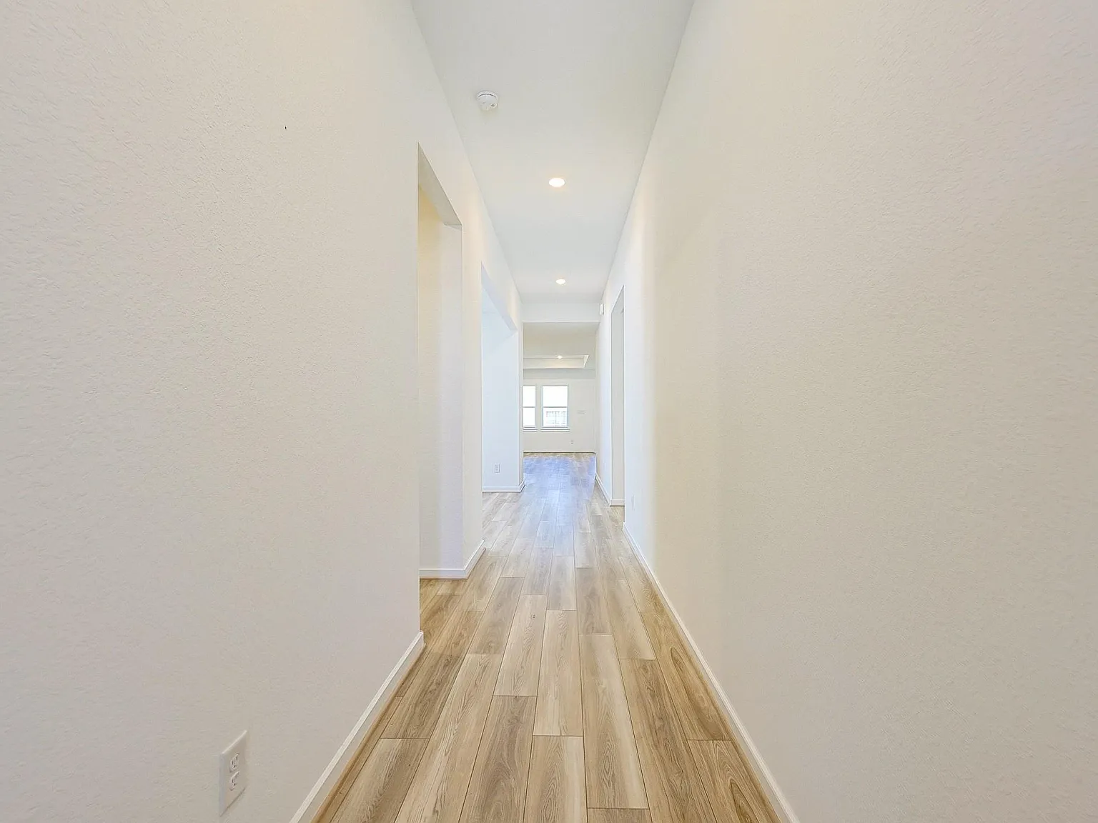 4 bed, 3.0 bath, 2016 sqft, $3,200 — Photo 4