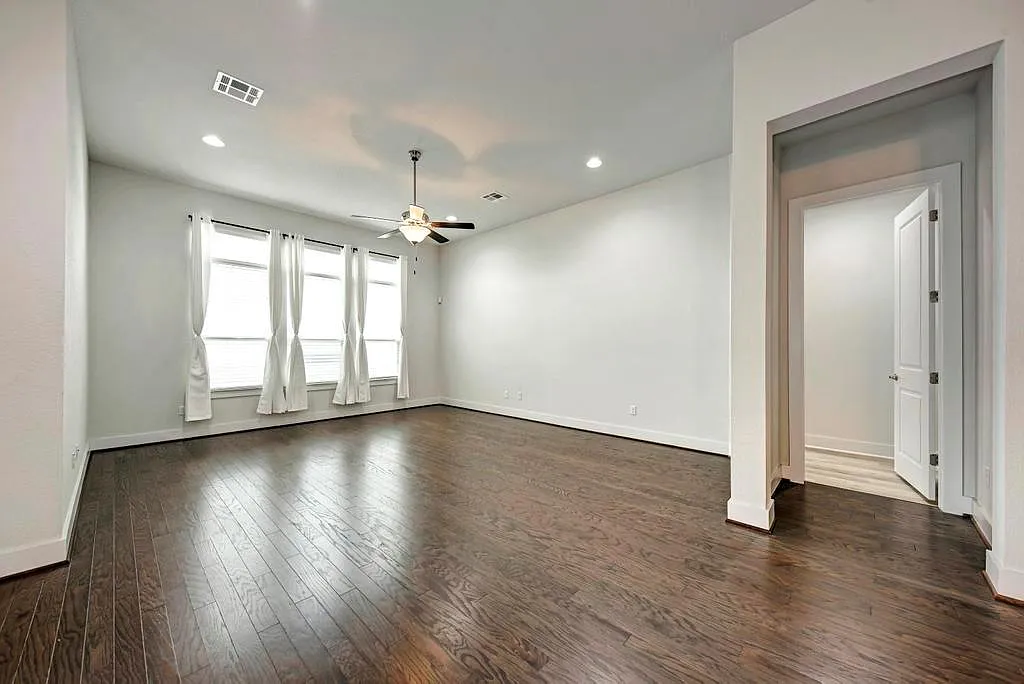 3 bed, 2.5 bath, 2476 sqft, $2,750 — Photo 4